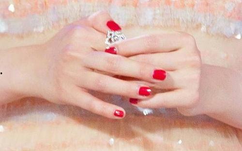 喜欢美甲的明星,跟随明星的脚步，打造时尚指尖艺术